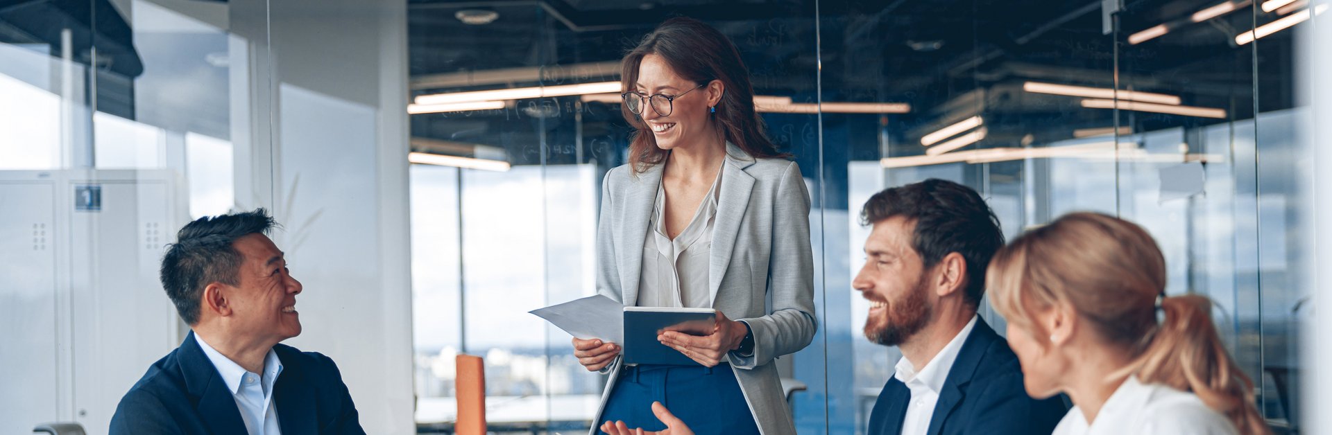 Menschen in einer Bürosituation