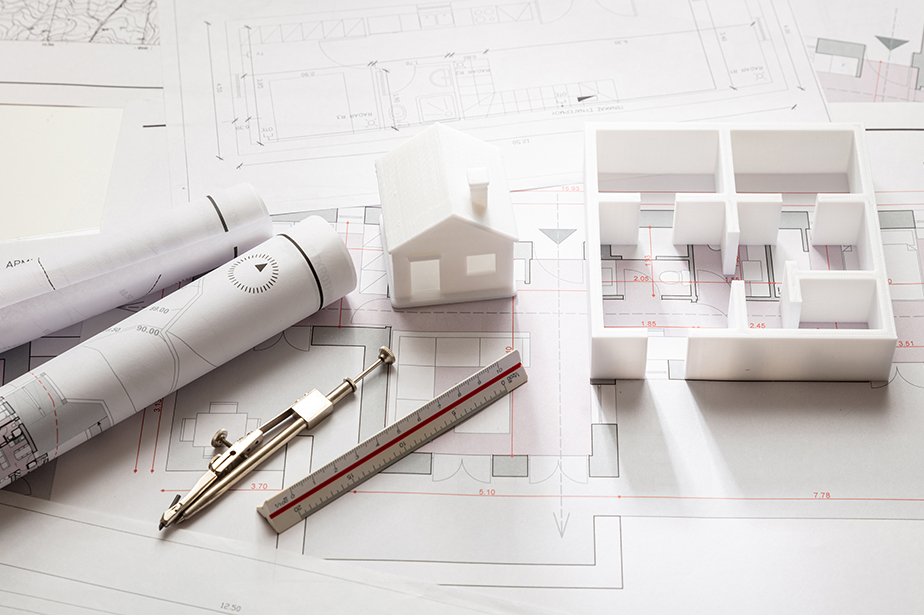 Baupläne mit Modell eines Hauses